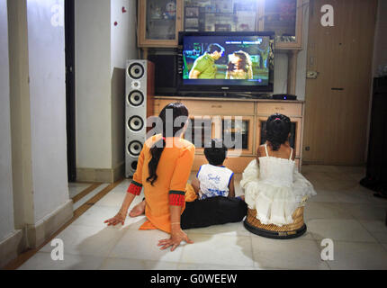 Mumbai, Maharashtra, Inde. Apr 28, 2016. 28 avril 2016 - Mumbai, Inde :.Une famille indienne, regarder la télévision sur un Smart TV.numérique maintenant devenir un moyen privilégié pour l'industrie de la télévision de l'Inde l'Inde est en retard sur les marchés développés lorsqu'il s'agit de l'écoute de vidéo en ligne, au milieu de défis, y compris une mauvaise infrastructure internet et le coût des données et services sur abonnement. Mais la consommation de programmes en ligne est en croissance rapide, bien qu'à partir de niveaux relativement bas, et des chaînes de télévision se préparent à un boom de l'avenir de l'industrie, que le nombre de smartphone et Banque D'Images