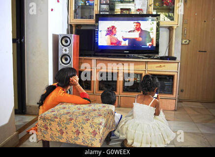 Mumbai, Maharashtra, Inde. Apr 28, 2016. 28 avril 2016 - Mumbai, Inde :.Une famille indienne, regarder la télévision sur un Smart TV.numérique maintenant devenir un moyen privilégié pour l'industrie de la télévision de l'Inde l'Inde est en retard sur les marchés développés lorsqu'il s'agit de l'écoute de vidéo en ligne, au milieu de défis, y compris une mauvaise infrastructure internet et le coût des données et services sur abonnement. Mais la consommation de programmes en ligne est en croissance rapide, bien qu'à partir de niveaux relativement bas, et des chaînes de télévision se préparent à un boom de l'avenir de l'industrie, que le nombre de smartphone et Banque D'Images