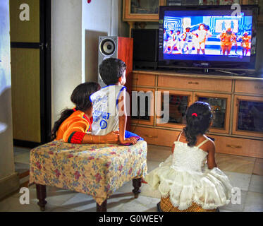 Mumbai, Maharashtra, Inde. Apr 28, 2016. 28 avril 2016 - Mumbai, Inde :.Une famille indienne, regarder la télévision sur un Smart TV.numérique maintenant devenir un moyen privilégié pour l'industrie de la télévision de l'Inde l'Inde est en retard sur les marchés développés lorsqu'il s'agit de l'écoute de vidéo en ligne, au milieu de défis, y compris une mauvaise infrastructure internet et le coût des données et services sur abonnement. Mais la consommation de programmes en ligne est en croissance rapide, bien qu'à partir de niveaux relativement bas, et des chaînes de télévision se préparent à un boom de l'avenir de l'industrie, que le nombre de smartphone et Banque D'Images