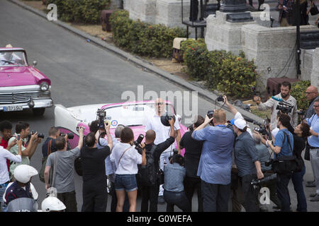 La Havane, Cuba, Cuba. 3 mai, 2016. L'acteur Vin Diesel pose pour des photographes à l'avant de vintage voitures décapotables avant Chanel défilé sur l'avenue Paseo de Prado. Le diesel est en ce moment à filmer le dernier versement de plusieurs milliards de dollars l 'Fast and Furious' franchise le cinéma d'action à Cuba. Maison de couture française Chanel a mis en scène son spectacle dans la capitale cubaine La Havane - la première internationale fashion show depuis la révolution communiste de 1959, qui a mis en évidence les deux réchauffement de la relations avec l'Ouest mais aussi de nouvelles inégalités dans l'île, où environ 70 pour cent des travailleurs cubains travaillent pour la st Banque D'Images