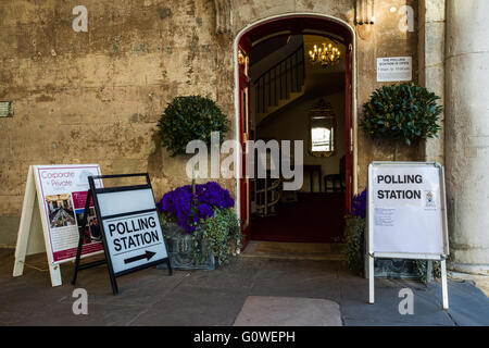 Windsor, Royaume-Uni. 5 mai, 2016. Un bureau de scrutin à Windsor Guildhall ouvre pour le vote pour l'élection d'un commissaire de police et le crime pour la Thames Valley Police zone sur un jour surnommé "Super Tuesday" en raison des élections simultanées dans toutes les nations et régions du Royaume-Uni. Credit : Mark Kerrison/Alamy Live News Banque D'Images