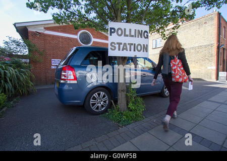 Wimbledon London UK. 5e mai 2016. Bureaux de vote ouverts dans Wimbledon comme que les Londoniens ont voté pour le maire local et Crédit : amer ghazzal/Alamy Live News Banque D'Images