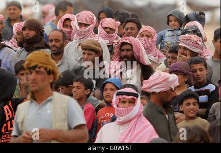 Amman. 4 mai, 2016. Réfugiés syriens patienter pour traverser à un camp à côté de la Jordanie le Jordan-Syria Royashed ville frontière près en Jordanie le 4 mai 2016. © Mohammad Abu Ghosh/Xinhua/Alamy Live News Banque D'Images