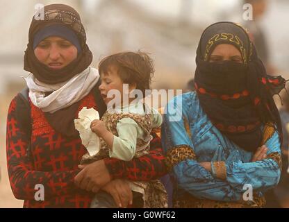 Amman. 4 mai, 2016. Réfugiés syriens patienter pour traverser à un camp à côté de la Jordanie le Jordan-Syria Royashed ville frontière près en Jordanie le 4 mai 2016. © Mohammad Abu Ghosh/Xinhua/Alamy Live News Banque D'Images