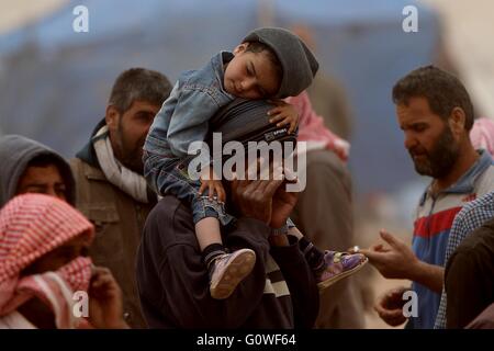 Amman. 4 mai, 2016. Réfugiés syriens patienter pour traverser à un camp à côté de la Jordanie le Jordan-Syria Royashed ville frontière près en Jordanie le 4 mai 2016. © Mohammad Abu Ghosh/Xinhua/Alamy Live News Banque D'Images