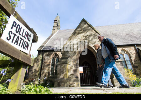 Formby, Merseyside. 5 mai 2016. Deux membres du public passe St Luke's Church, à Formby, comme ils font leur chemin à un bureau de scrutin situé à proximité, d'exercer leur droit de vote aux élections locales, le 5 mai 2016. Credit : Harry Whitehead/Alamy Live News Banque D'Images