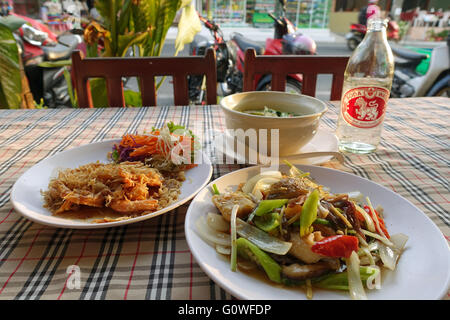 Divers plats thaïlandais comme tamraind les Crevettes en sauce (l) et du boeuf au piment et légumes vu sur une table dans un restaurant à Karon, Thaïlande 11 mars 2016. Photo : Alexandra Schuler/DPA - PAS DE SERVICE DE FIL- Banque D'Images
