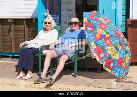 Bournemouth, Dorset, UK 5 mai 2016. UK météo : ensoleillé chaud glorieux à la plage de Bournemouth comme la température sont dues à monter au cours des prochains jours pour une mini canicule - tête de visiteurs à bord de la mer pour profiter au maximum de la belle température. Credit : Carolyn Jenkins/Alamy Live News Banque D'Images