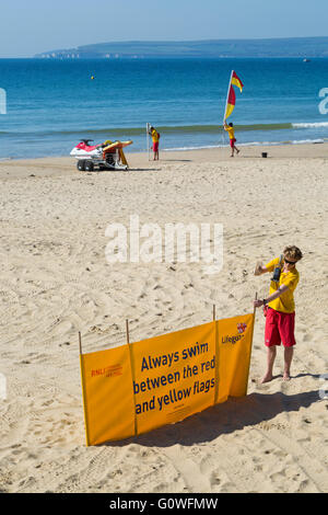 Bournemouth, Dorset, UK 5 mai 2016. La mise en place de la bannière de la sécurité sauveteur toujours nager entre les drapeaux rouge et jaune sur la plage de Bournemouth Crédit : Carolyn Jenkins/Alamy Live News Banque D'Images