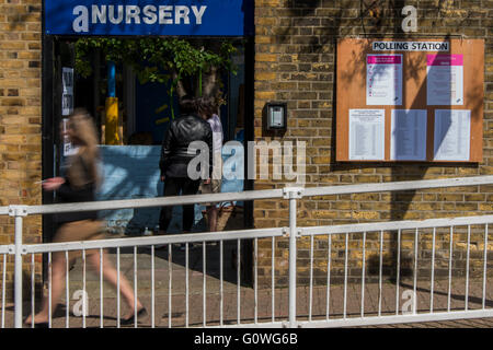 Pépinière Belleville Bureau de vote - il y a un flux constant d'électeurs pour les élections municipales de Londres dans les bureaux de vote de Wandsworth, Londres, Royaume-Uni - 05 mai 2016. Crédit : Guy Bell/Alamy Live News Banque D'Images