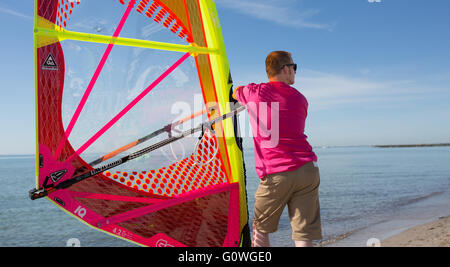 Fehmarn, Allemagne. Le 05 mai, 2016. Un homme attend que le vent avec son wind surfer sur une plage de la mer Baltique à Fehmarn, Allemagne, 05 mai 2016. Sur l'île allemande de Fehmarn un surf festival est maintenant en cours. Photo : AXEL HEIMKEN/DPA/Alamy Live News Banque D'Images