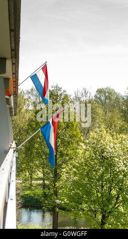 Amsterdam, Pays-Bas, le 05 mai, 2016. Le 5 mai, Liberationday des Pays-Bas, le bleu-blanc-rouge du drapeau national est vu partout. Comme ici sur Gooioord, l'un des immeubles à appartements de Bijlmer typique du sud-est d'Amsterdam. Credit : Steppeland/Alamy Live News Banque D'Images