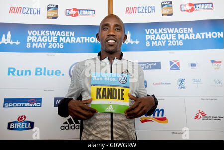 Prague, République tchèque. Le 05 mai, 2016. Runner Felix Kandie du Kenya pose pour la photo au cours de la conférence de presse avant Prague International Marathon 2016, à Prague, en République tchèque, le 5 mai 2016. Photo : CTK Vit Simanek/Photo/Alamy Live News Banque D'Images