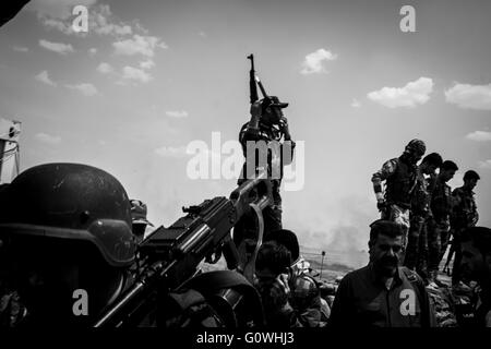 Les forces peshmergas kurdes repoussé les attaques djihadistes sur Abu Shita village - 03/05/2016 - Irak / Erbil / Abu Shita - forces peshmergas kurdes repousse avec succès les attaques djihadistes sur Abu Shita village près de la ligne de front Gwer situé dans le sud-ouest d'Erbil. Les attaques infligées de lourds dégâts sur l'État islamique (EST) qui visait à infiltrer la défense du peshmergas ligne dans la zone. - Alexandre Afonso / Le Pictorium Banque D'Images