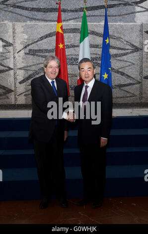 Rome, Italie. 5 mai, 2016. Le Ministre chinois des affaires étrangères Wang Yi (R) s'entretient avec le Ministre des affaires étrangères italien Paolo Gentiloni à Rome, Italie, le 5 mai 2016. Credit : Jin Yu/Xinhua/Alamy Live News Banque D'Images