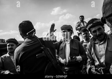 Les forces peshmergas kurdes repoussé les attaques djihadistes sur Abu Shita village - 03/05/2016 - Irak / Erbil / Abu Shita - forces peshmergas kurdes repousse avec succès les attaques djihadistes sur Abu Shita village près de la ligne de front Gwer situé dans le sud-ouest d'Erbil. Les attaques infligées de lourds dégâts sur l'État islamique (EST) qui visait à infiltrer la défense du peshmergas ligne dans la zone. - Alexandre Afonso / Le Pictorium Banque D'Images