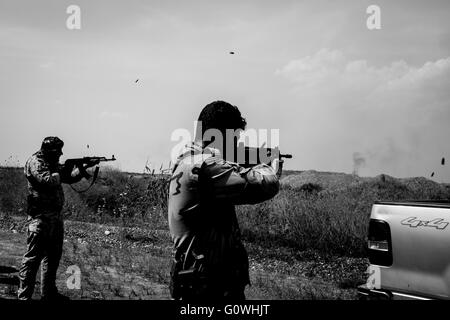 Les forces peshmergas kurdes repoussé les attaques djihadistes sur Abu Shita village - 03/05/2016 - Irak / Erbil / Abu Shita - forces peshmergas kurdes repousse avec succès les attaques djihadistes sur Abu Shita village près de la ligne de front Gwer situé dans le sud-ouest d'Erbil. Les attaques infligées de lourds dégâts sur l'État islamique (EST) qui visait à infiltrer la défense du peshmergas ligne dans la zone. - Alexandre Afonso / Le Pictorium Banque D'Images