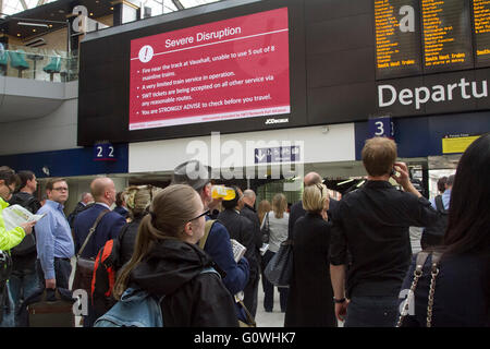 London UK. 5e mai 2016. Une grande carte électronique annonce banlieusards font face à de graves retards à la gare de Waterloo à la suite d'une incendie à la station de Vauxhall Crédit : amer ghazzal/Alamy Live News Banque D'Images