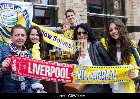 Liverpool, Royaume-Uni. 5 mai, 2016. Fans de Villareal, profitant de l'ensoleillement de l'après-midi avant l'UEFA Europa League semi-finale à Anfield. Les Espagnols ont été faites très bienvenue par le Liverpool fans locaux comme les températures ont grimpé cette semaine et est en hausse pour la fin de semaine. Le gagnant jouera soit Sevilla ou Shakt Donsk en finale à Bâle, Suisse, le 18 mai 2016 Crédit : rsdphotography/Alamy Live News Banque D'Images