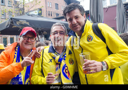 Liverpool, Royaume-Uni. 5 mai, 2016. Fans de Villareal, profitant de l'ensoleillement de l'après-midi avant l'UEFA Europa League semi-finale à Anfield. Les Espagnols ont été faites très bienvenue par le Liverpool fans locaux comme les températures ont grimpé cette semaine et est en hausse pour la fin de semaine. Le gagnant jouera soit Sevilla ou Shakt Donsk en finale à Bâle, Suisse, le 18 mai 2016 Crédit : rsdphotography/Alamy Live News Banque D'Images