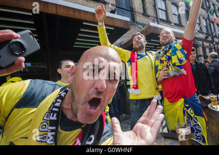 Liverpool, Royaume-Uni. 5 mai, 2016. Fans de Liverpool et Villareal, profitant de l'ensoleillement de l'après-midi avant l'UEFA Europa League semi-finale à Anfield. Les Espagnols ont été faites très bienvenue par le Liverpool fans locaux comme les températures ont grimpé cette semaine et est en hausse pour la fin de semaine. Le gagnant jouera soit Sevilla ou Shakt Donsk en finale à Bâle, Suisse, le 18 mai 2016 Crédit : rsdphotography/Alamy Live News Banque D'Images