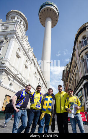Liverpool, Royaume-Uni. 5 mai, 2016. Fans de Villareal, profitant de l'ensoleillement de l'après-midi avant l'UEFA Europa League semi-finale à Anfield. Les Espagnols ont été faites très bienvenue par le Liverpool fans locaux comme les températures ont grimpé cette semaine et est en hausse pour la fin de semaine. Le gagnant jouera soit Sevilla ou Shakt Donsk en finale à Bâle, Suisse, le 18 mai 2016 Crédit : rsdphotography/Alamy Live News Banque D'Images