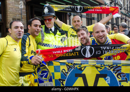Liverpool, Royaume-Uni. 5 mai, 2016. Fans de Liverpool et Villareal, profitant de l'ensoleillement de l'après-midi avant l'UEFA Europa League semi-finale à Anfield. Les Espagnols ont été faites très bienvenue par le Liverpool fans locaux comme les températures ont grimpé cette semaine et est en hausse pour la fin de semaine. Le gagnant jouera soit Sevilla ou Shakt Donsk en finale à Bâle, Suisse, le 18 mai 2016 Crédit : rsdphotography/Alamy Live News Banque D'Images