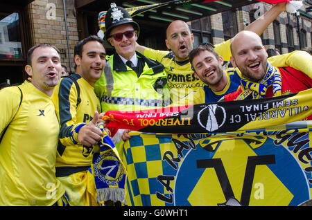 Liverpool, Royaume-Uni. 5 mai, 2016. Fans de Liverpool et Villareal, profitant de l'ensoleillement de l'après-midi avant l'UEFA Europa League semi-finale à Anfield. Les Espagnols ont été faites très bienvenue par le Liverpool fans locaux comme les températures ont grimpé cette semaine et est en hausse pour la fin de semaine. Le gagnant jouera soit Sevilla ou Shakt Donsk en finale à Bâle, Suisse, le 18 mai 2016 Crédit : rsdphotography/Alamy Live News Banque D'Images