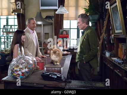 DATE DE SORTIE : 5 août 2016 TITRE : 9 vies STUDIO : EuropaCorp Réalisateur : Barry Sonnenfeld Résumé : Un homme d'affaires guindé se retrouve coincé dans le corps de sa famille's cat Photo : Melina Weissman, Kevin Spacey et Christopher Walken (Crédit : c EuropaCorp/images/) Banque D'Images