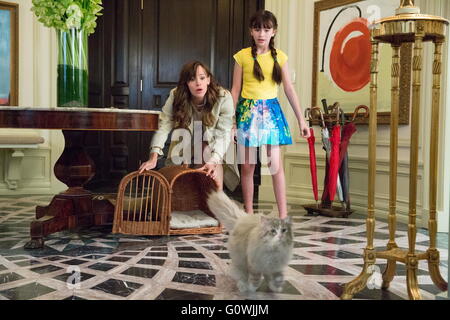 DATE DE SORTIE : 5 août 2016 TITRE : 9 vies STUDIO : EuropaCorp Réalisateur : Barry Sonnenfeld Résumé : Un homme d'affaires guindé se retrouve coincé dans le corps de sa famille's cat Photo : Jennifer Garner, Malina Weissman (Crédit : c EuropaCorp/images/) Banque D'Images