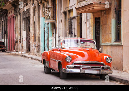 Vintage Classic american car dans une rue de la Vieille Havane, Cuba Banque D'Images