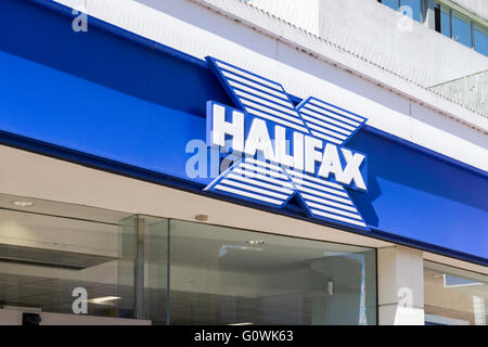 Nom sur une branche de Halifax bank, précédemment la Halifax Building Society. Banque D'Images