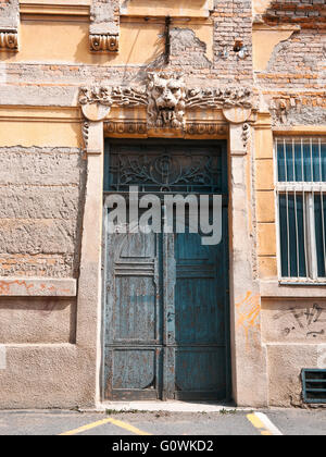 Une turquoise porte à Presov, Slovaquie, Europe Banque D'Images