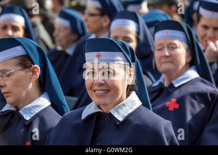 Rome, Italie - 30 Avril 2016 : les femmes de la Croix-Rouge bénévoles déployés dans la place Saint Pierre. Banque D'Images