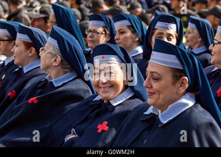 Rome, Italie - 30 Avril 2016 : les femmes de la Croix-Rouge bénévoles déployés sur la place Saint-Pierre. Banque D'Images