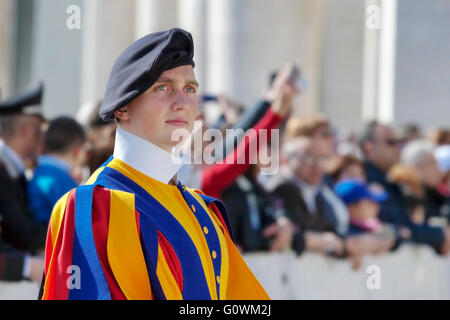 Rome, Italie - 30 Avril 2016 : Gardes suisses, avec leur uniforme de couleur caractéristique, alignés sur la Place Saint Pierre. Banque D'Images