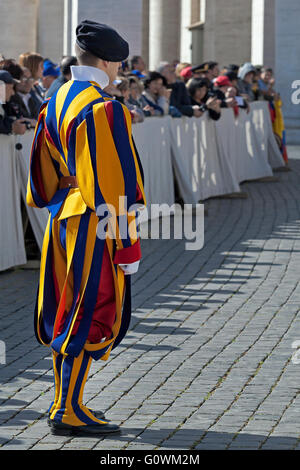 Rome, Italie - 30 Avril 2016 : Gardes suisses, avec leur uniforme de couleur caractéristique, alignés sur la Place Saint Pierre, dans l'ensemble Banque D'Images