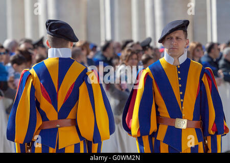 Rome, Italie - 30 Avril 2016 : Gardes suisses, avec leur uniforme de couleur caractéristique, alignés sur la Place Saint Pierre, dans l'ensemble Banque D'Images