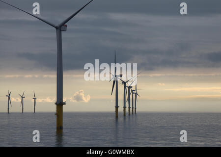 Mer calme sur le Gwynt y Plus parc éolien offshore, au nord du Pays de Galles Banque D'Images