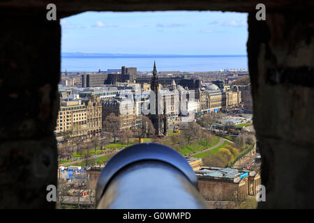 Scott Monument et Princes Street à partir de la batterie de la demi-lune, le château d'Édimbourg, Edinburgh, Ecosse, Royaume-Uni. Banque D'Images