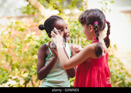 Deux filles avec un smartphone Banque D'Images