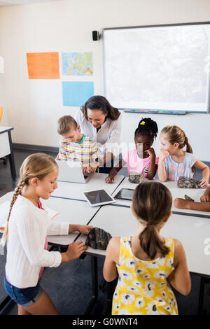 Vue aérienne d'une classe travaillant sur la géologie Banque D'Images