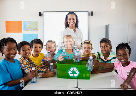 Portrait des élèves et des enseignants le recyclage Banque D'Images