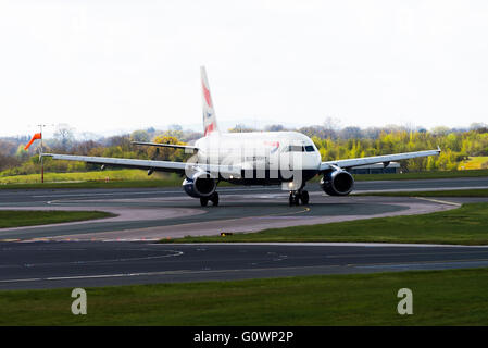 British Airways Airbus A320-232 G-EUUT Avion de roulage à l'Aéroport International de Manchester en Angleterre Royaume-Uni UK Banque D'Images