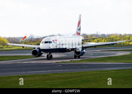 British Airways Airbus A320-232 G-EUUT Avion de roulage à l'Aéroport International de Manchester en Angleterre Royaume-Uni UK Banque D'Images