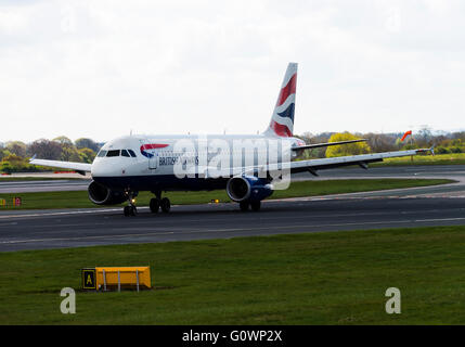British Airways Airbus A320-232 G-EUUT Avion de roulage à l'Aéroport International de Manchester en Angleterre Royaume-Uni UK Banque D'Images