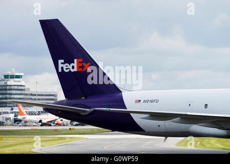 Fedex Boeing 757-27N Avion de cargaison de FSB916FD remorqué à l'Aéroport International de Manchester en Angleterre Royaume-Uni UK Banque D'Images