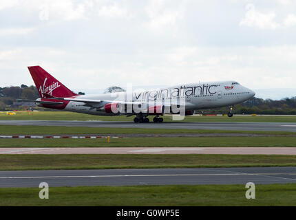 Virgin Atlantic Airways avion Boeing 747-41R G-grande décollant de l'Aéroport International de Manchester en Angleterre Royaume-Uni Banque D'Images