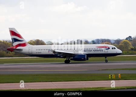 British Airways Airbus A320-232 G-EUUT avion à l'atterrissage à l'Aéroport International de Manchester en Angleterre Royaume-Uni UK Banque D'Images