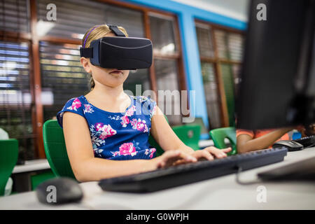 Enfant à l'aide de lunettes 3D. Banque D'Images
